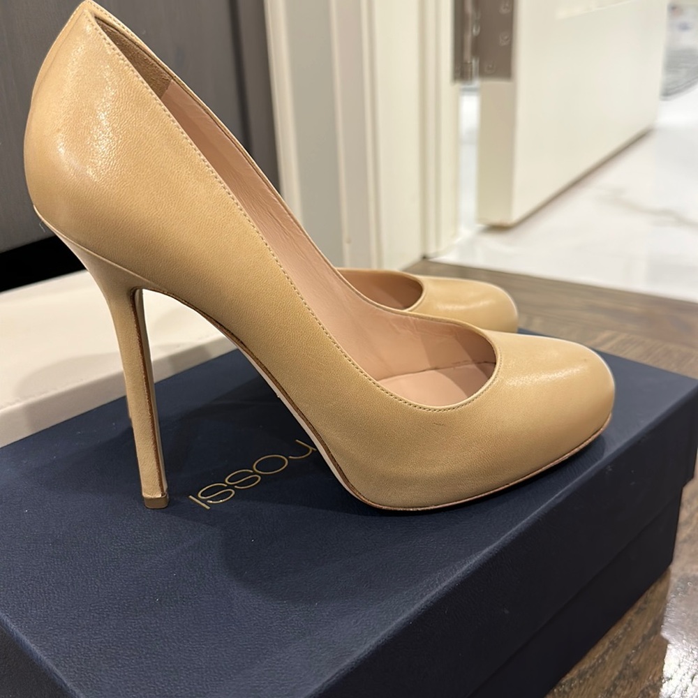 Sergio Rossi heels in nude/ cream like new